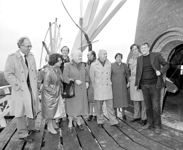 885144 Groepsportret van het College van Burgemeesters en Wethouders van de gemeente Utrecht op de omloop van de molen ...